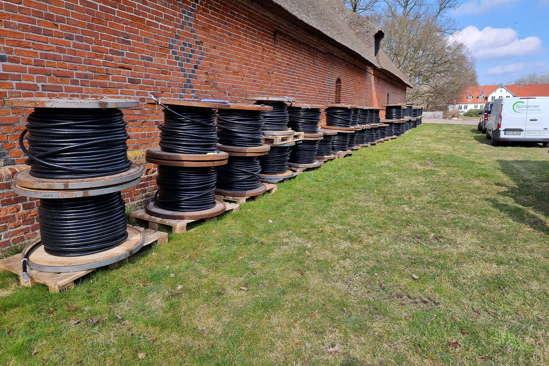 ReferenzfotoF3 Referenzfoto Stromzuleitungen